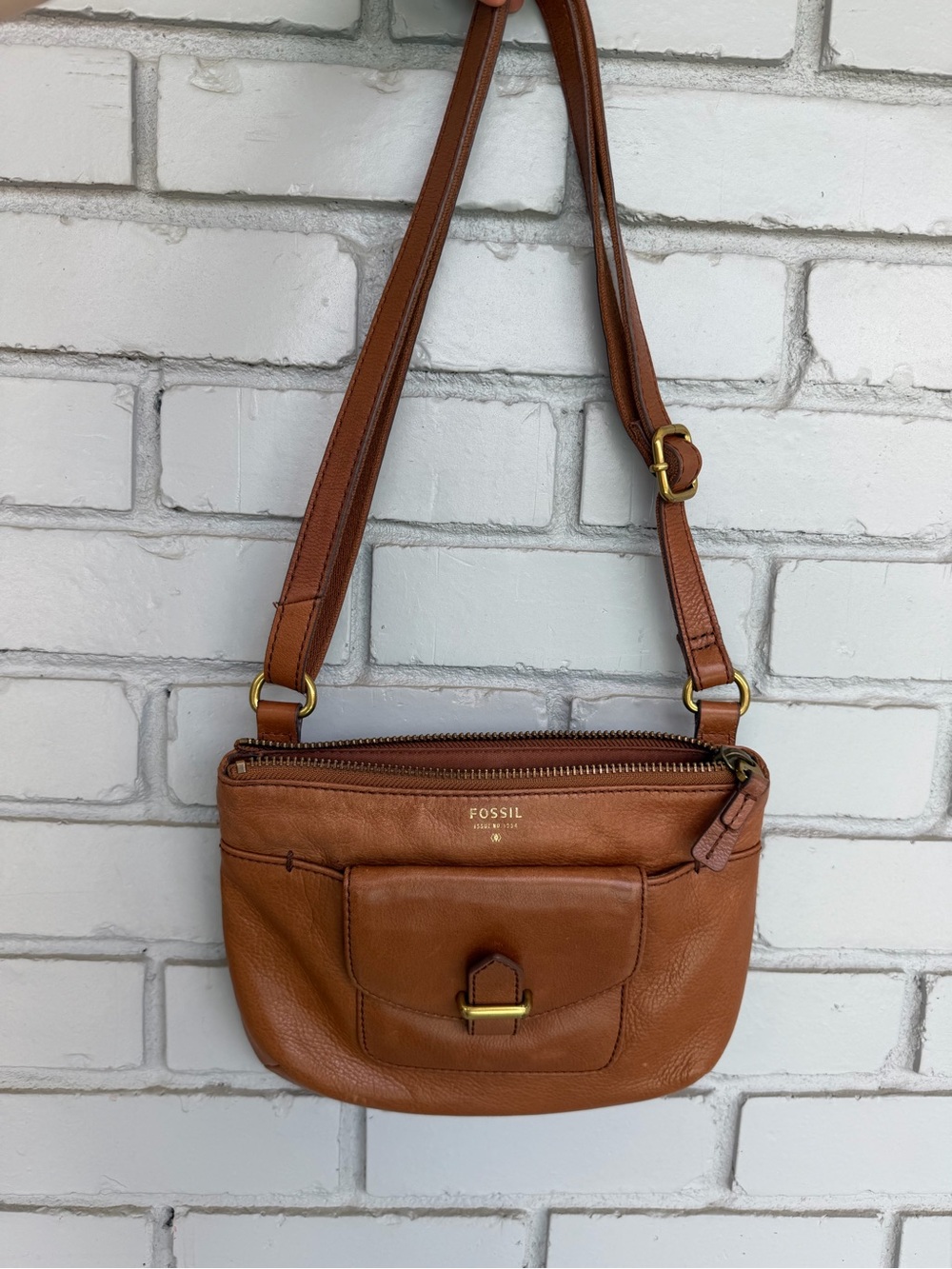 Fossil Brown Leather Crossbody Bag Adjustable Strap Front Flap Pocket Zip Top